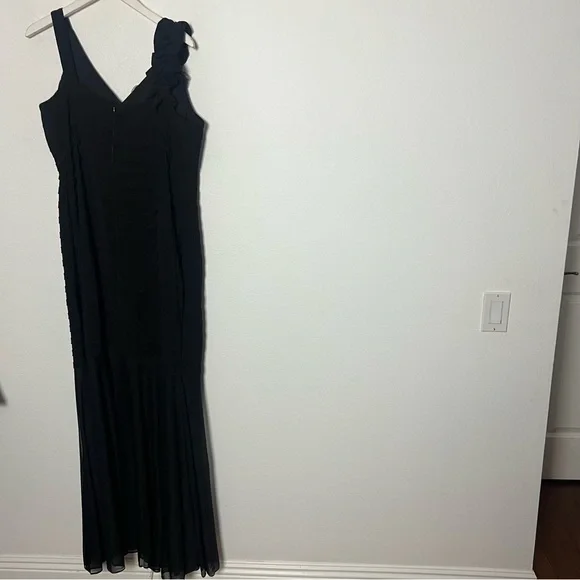 Elegant Black One-Shoulder Dress - Picture 5 of 5